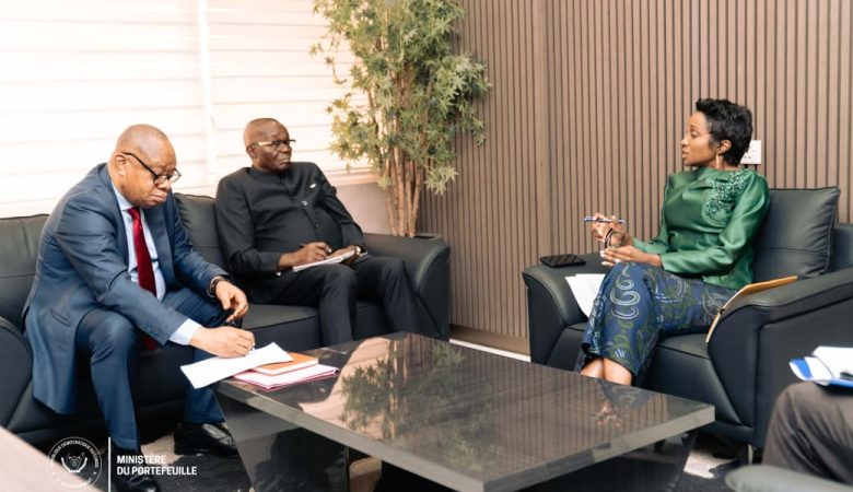 La Ministre du Portefeuille, Madame Julie Shiku, a reçu ce jeudi 06 novembre le PCA de Congo Airways,